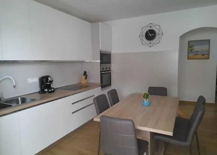 Two Bedroom With Private Pool Vila Privlaka (Zadar)